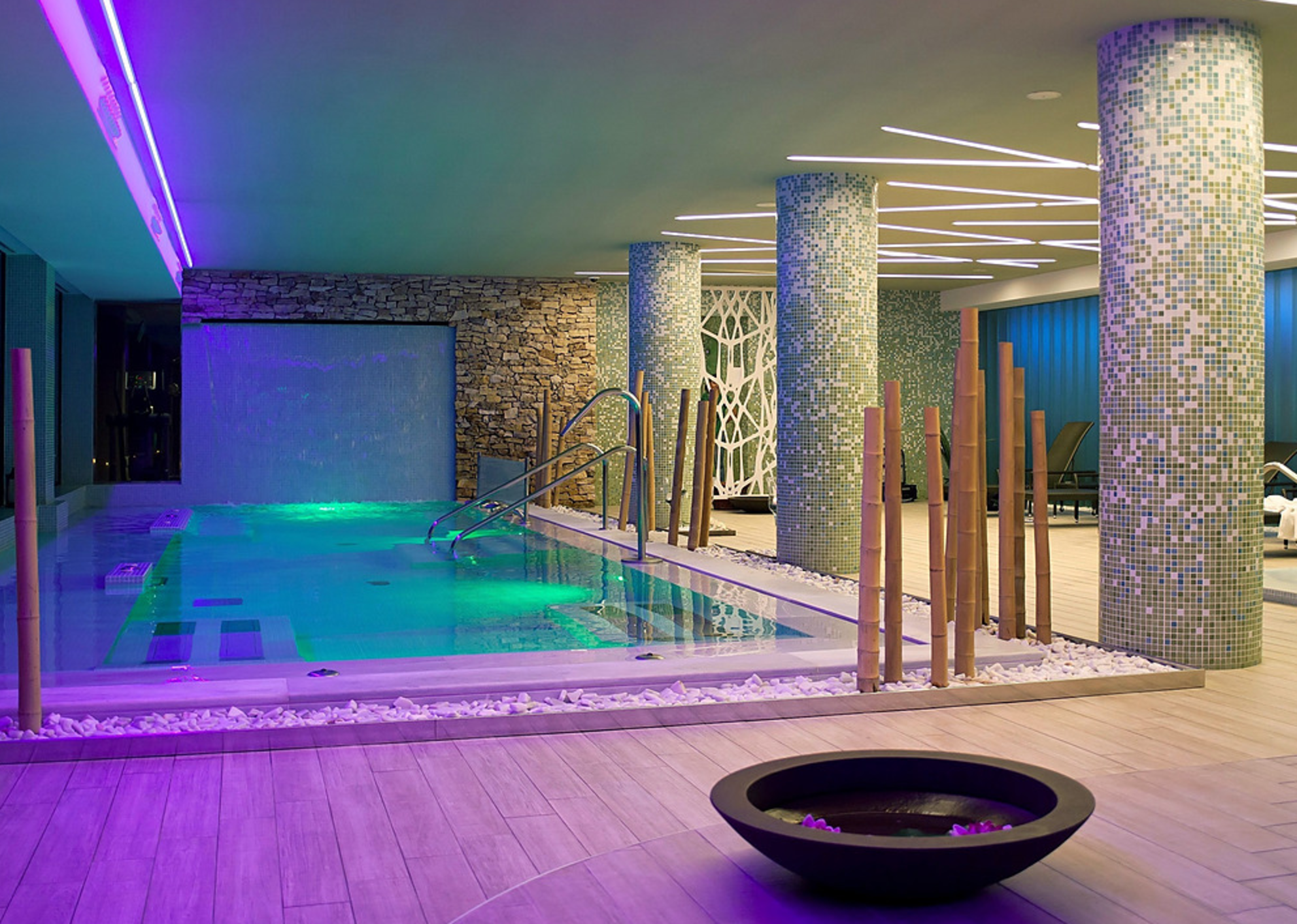 inomhus spa‑pool med hydromassage och modern mosaik