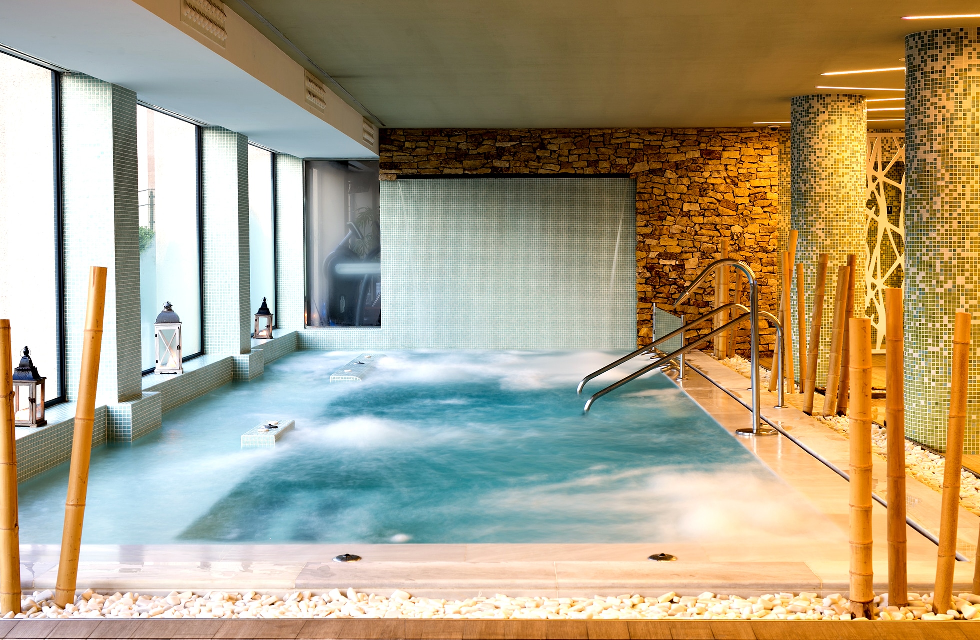 innendørs spa-basseng med hydromassasje og moderne mosaikk
