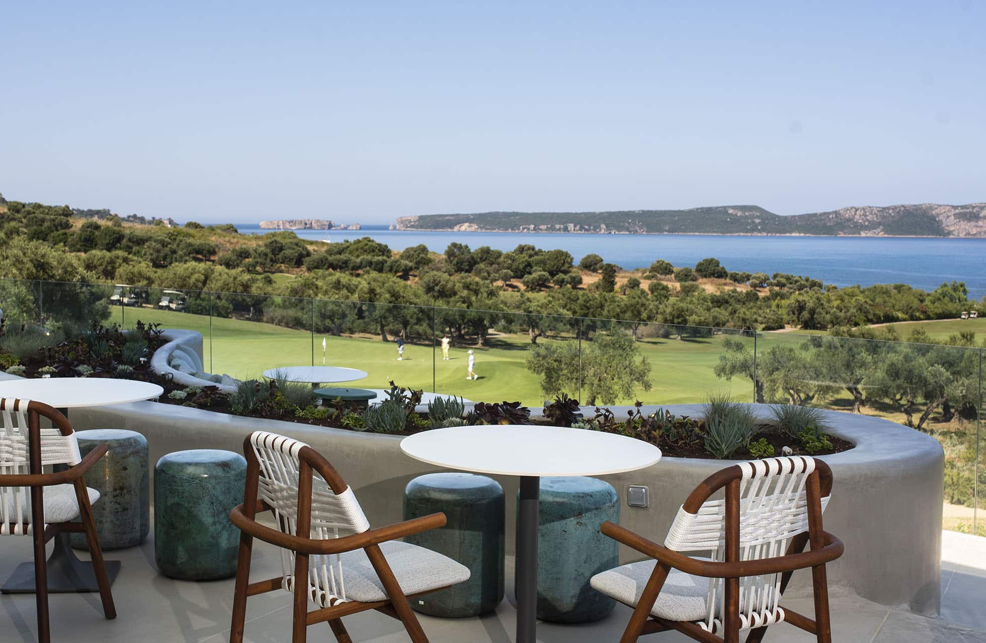 uteservering ved bay clubhouse, costa navarino, med utsikt over golfbanen og havet