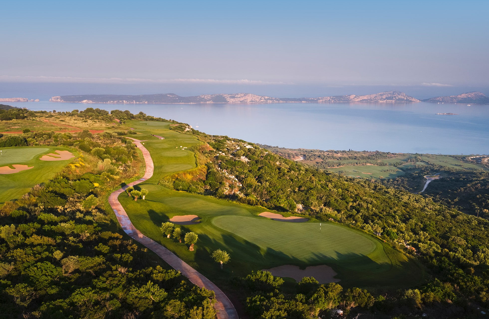 green og fairway på costa navarino olympic course med utsikt over kyst og øyer