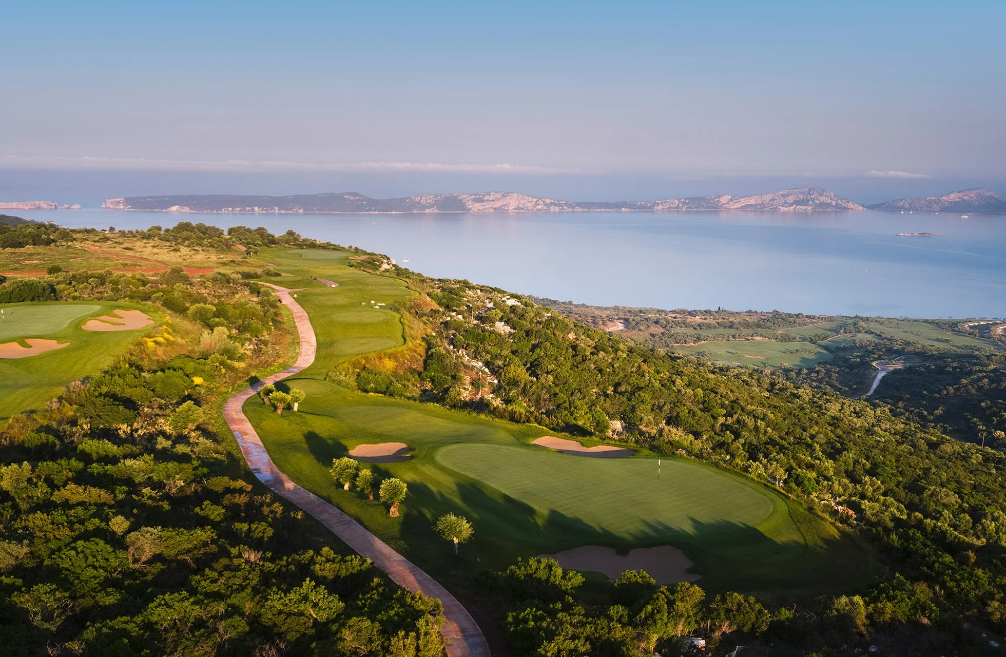 green og fairway på costa navarino olympic course med utsikt over kyst og øyer