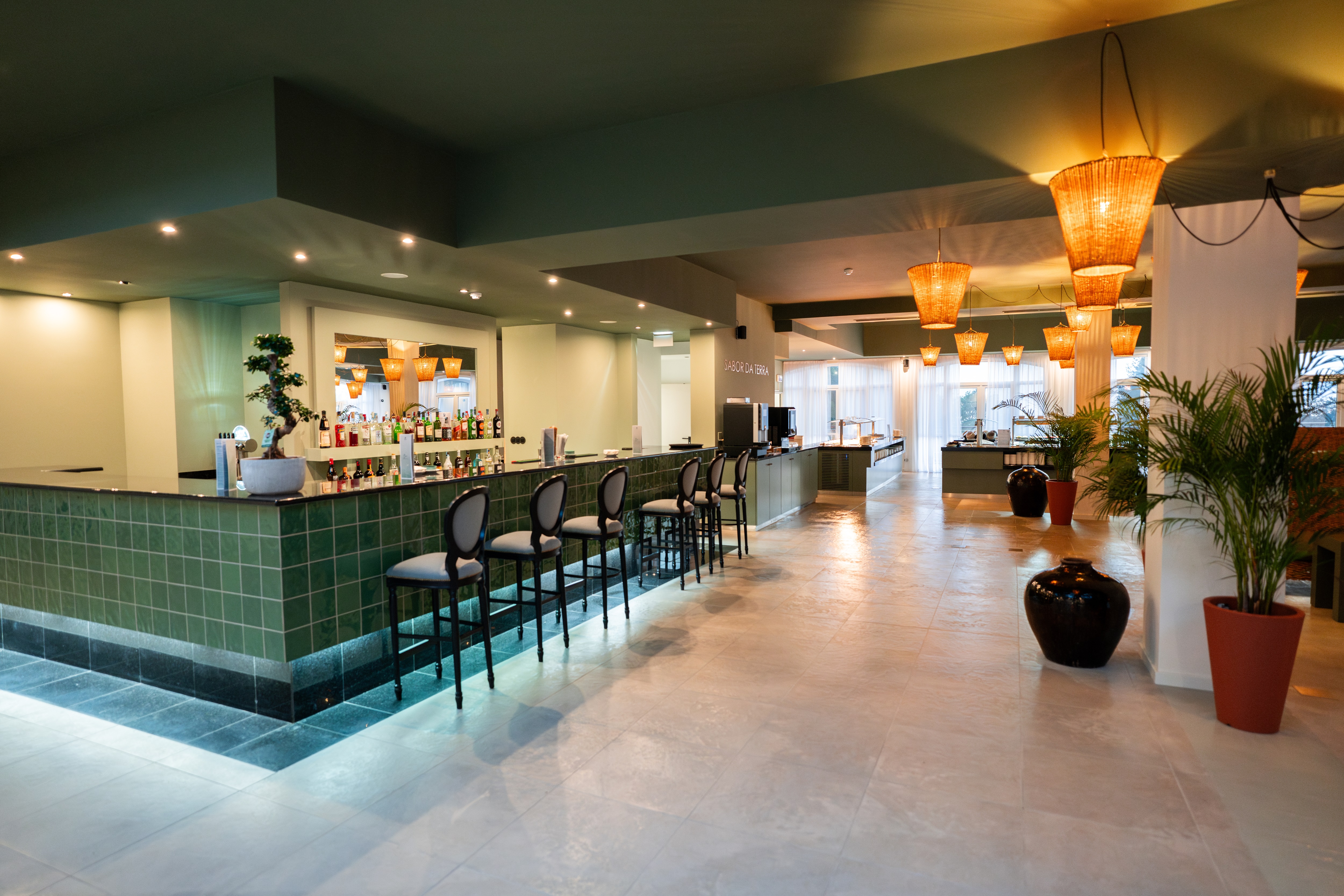 moderne bar og lounge på enotel santo da serra med sitteplasser og dempet belysning