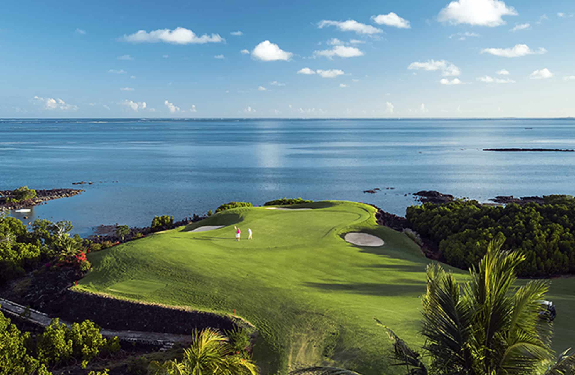 luftfoto af et golfhul på anahita golf club mauritius, hvor green og fairway ligger helt ud til havet omgivet af tropisk beplantning