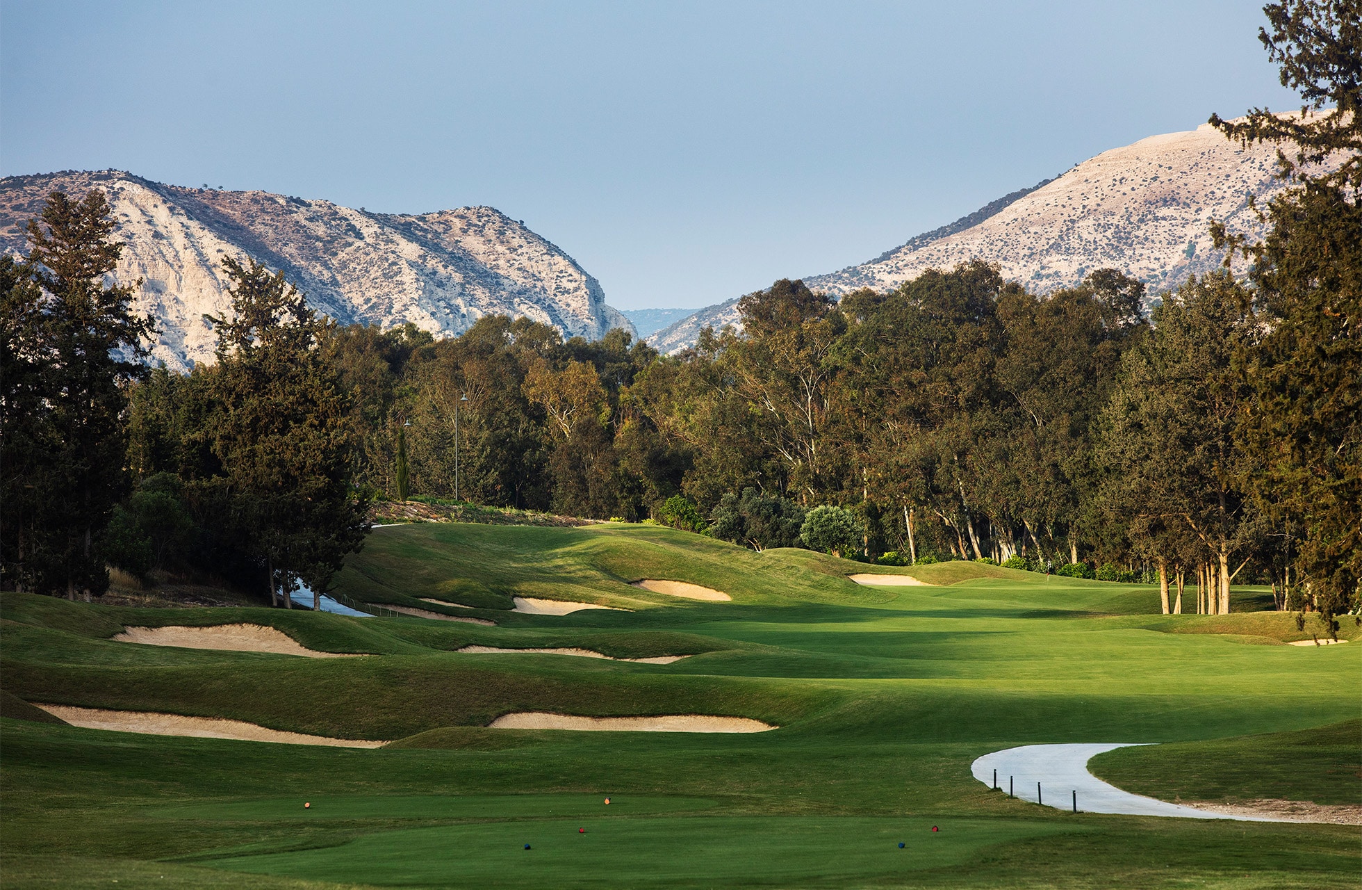 utsikt over secret valley golf club med fairways, bunkere og trær i dalføre