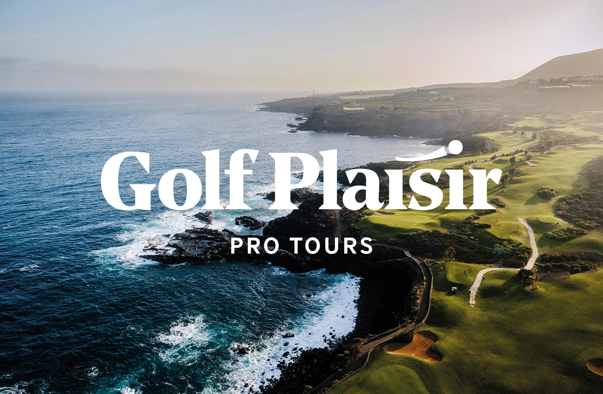 flygbild av golfbana vid havet med logga ovan på