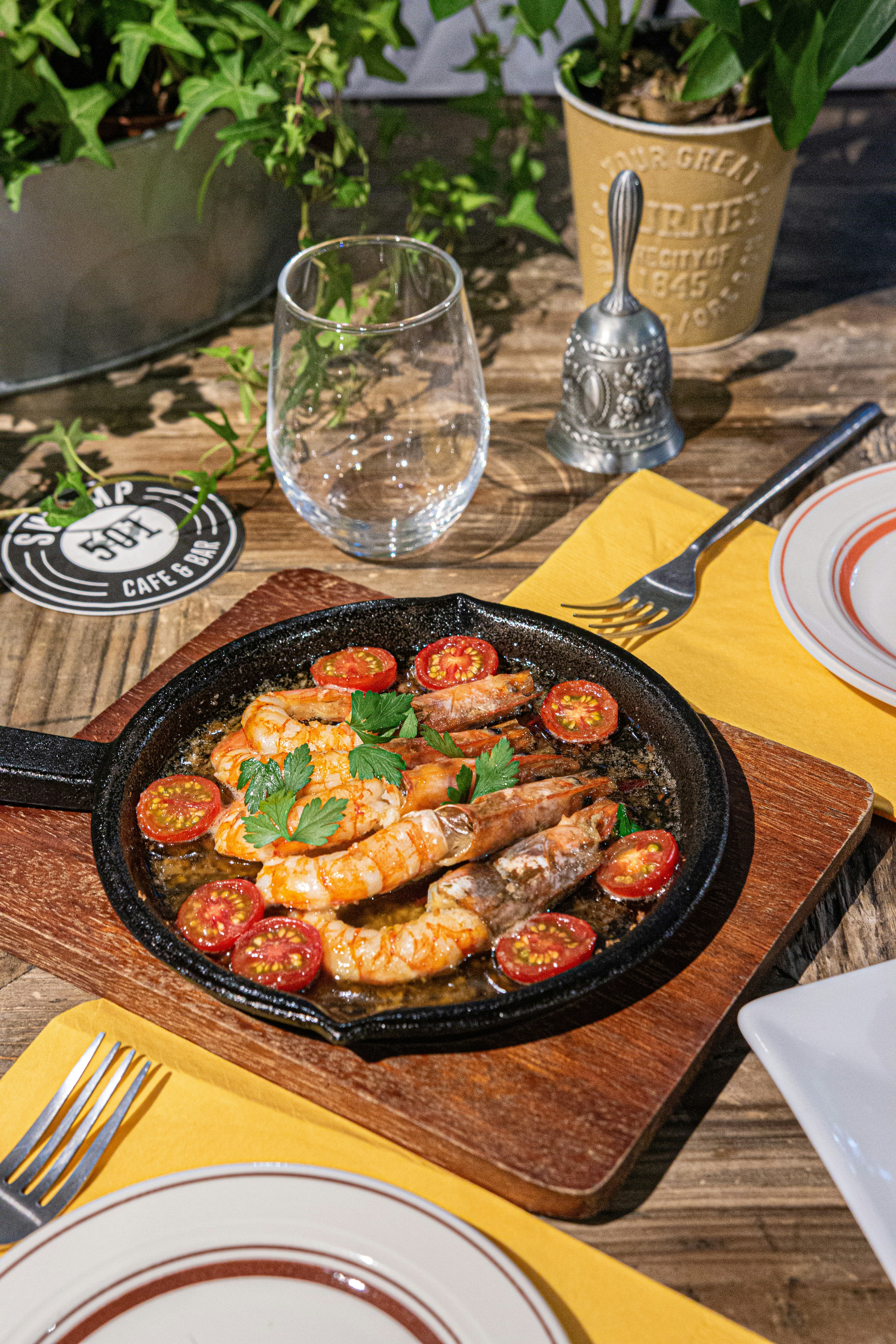Stekte reker med chorizo og cherrytomater i panne.
