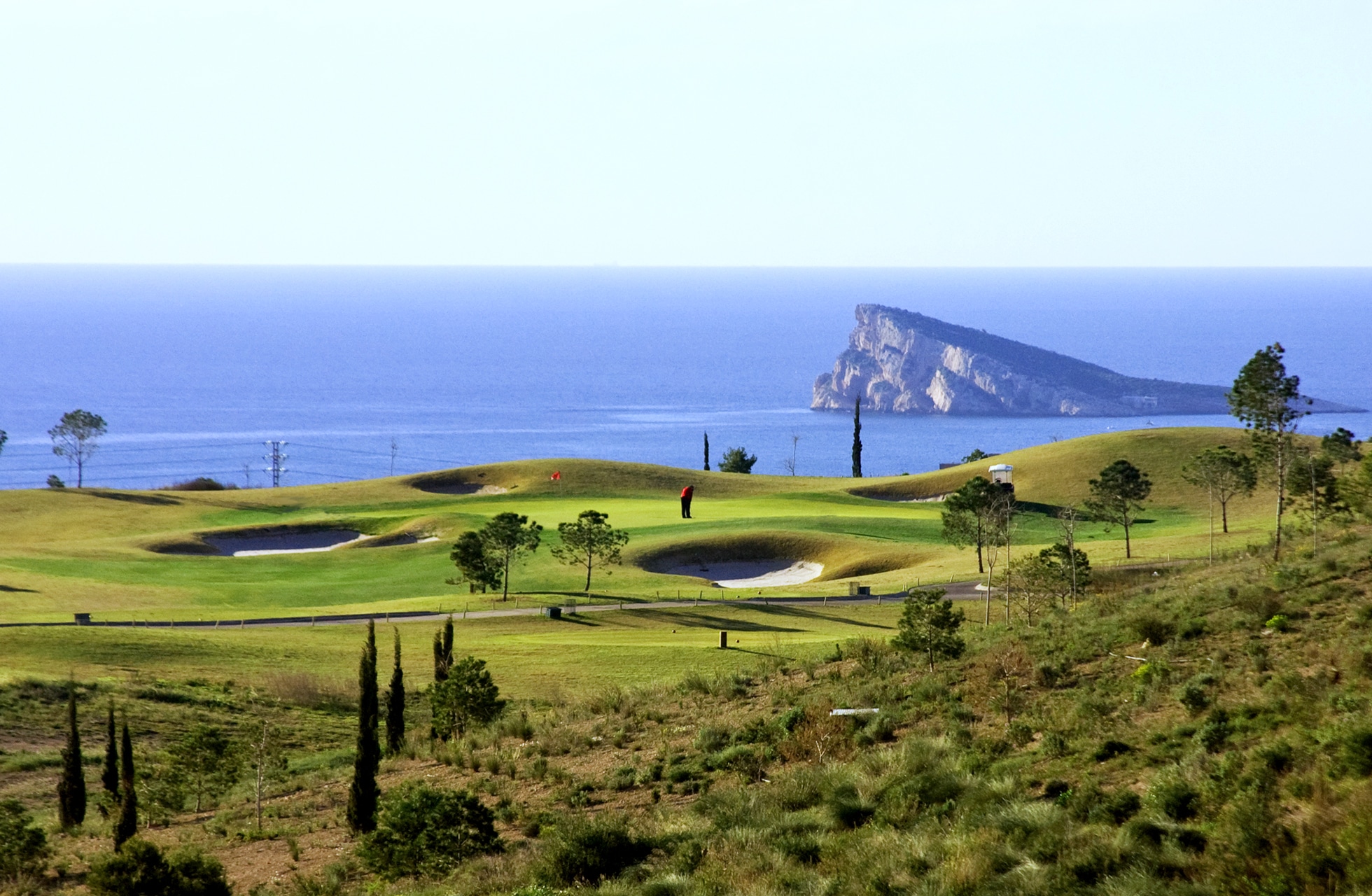 golfbane med utsikt over havet og karakteristiske fjellformasjoner