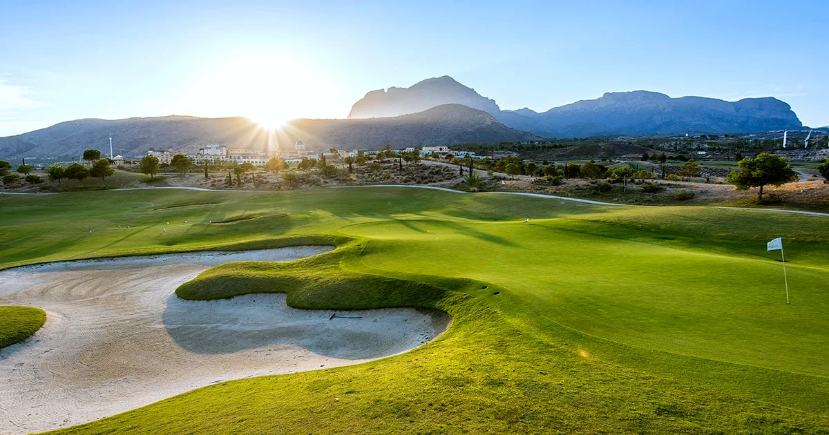 golfbana i kuperad terräng med vy över dalgång