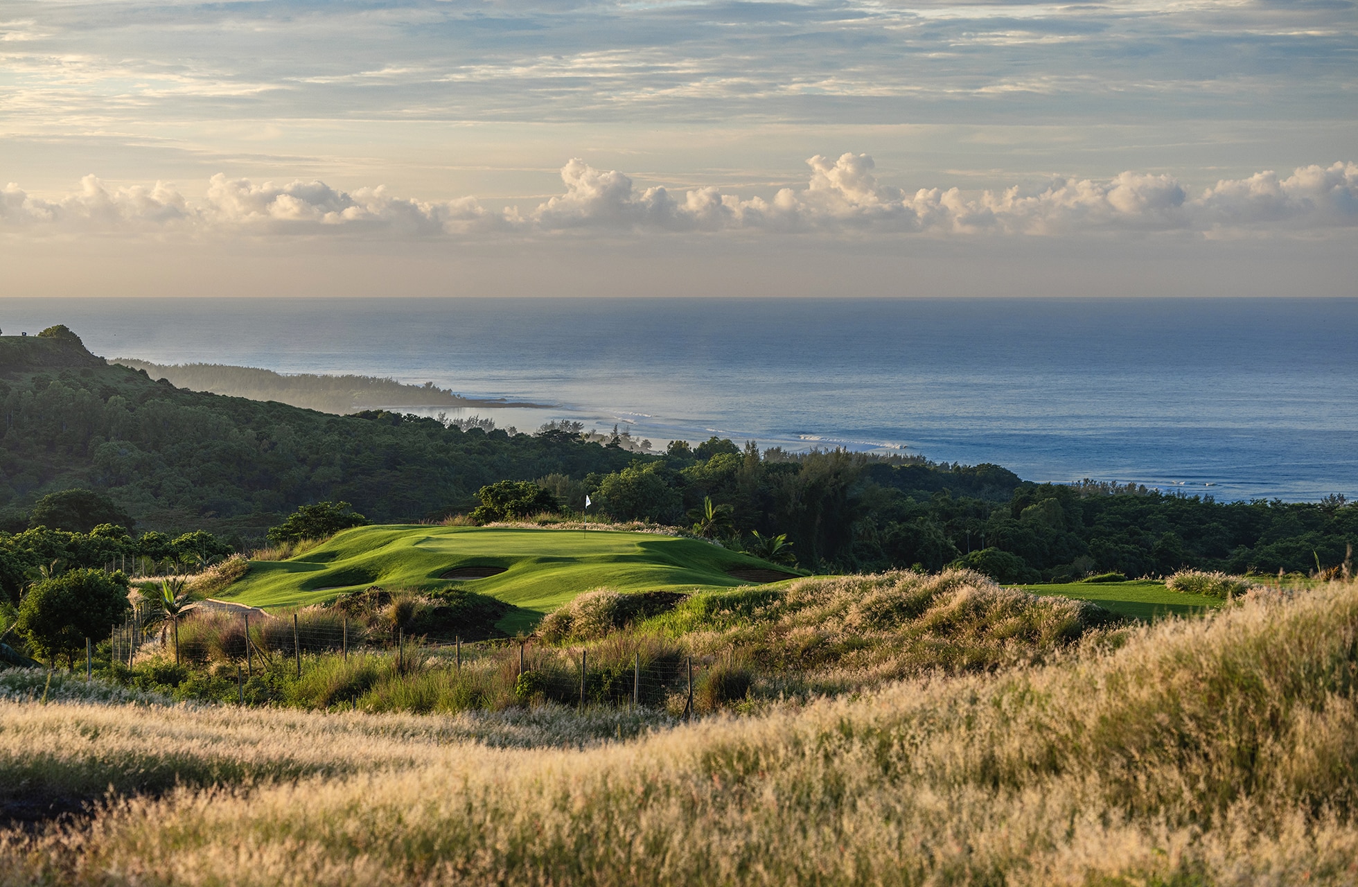 kystnær linksbane på heritage golf club la réserve golf links med grønne spilleflater på høyde, naturlige gressområder og havet i bakgrunnen