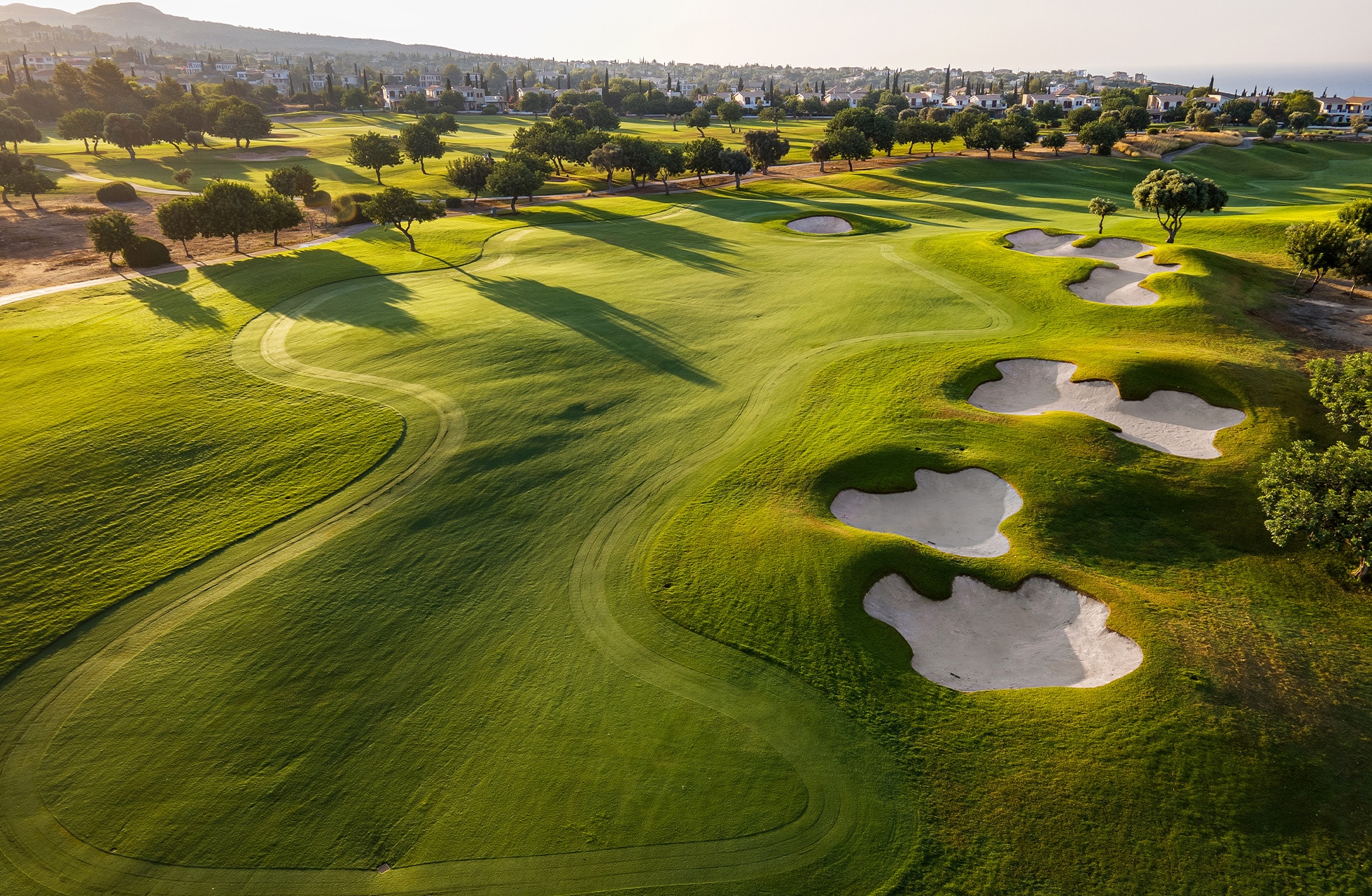 solbelyst fairway på aphrodite hills golf med flere strategisk plasserte bunkere