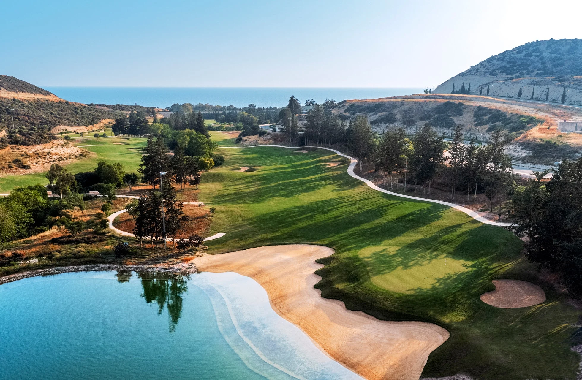 fairway på secret valley golf club med vannhinder, bunkere og havet i bakgrunnen