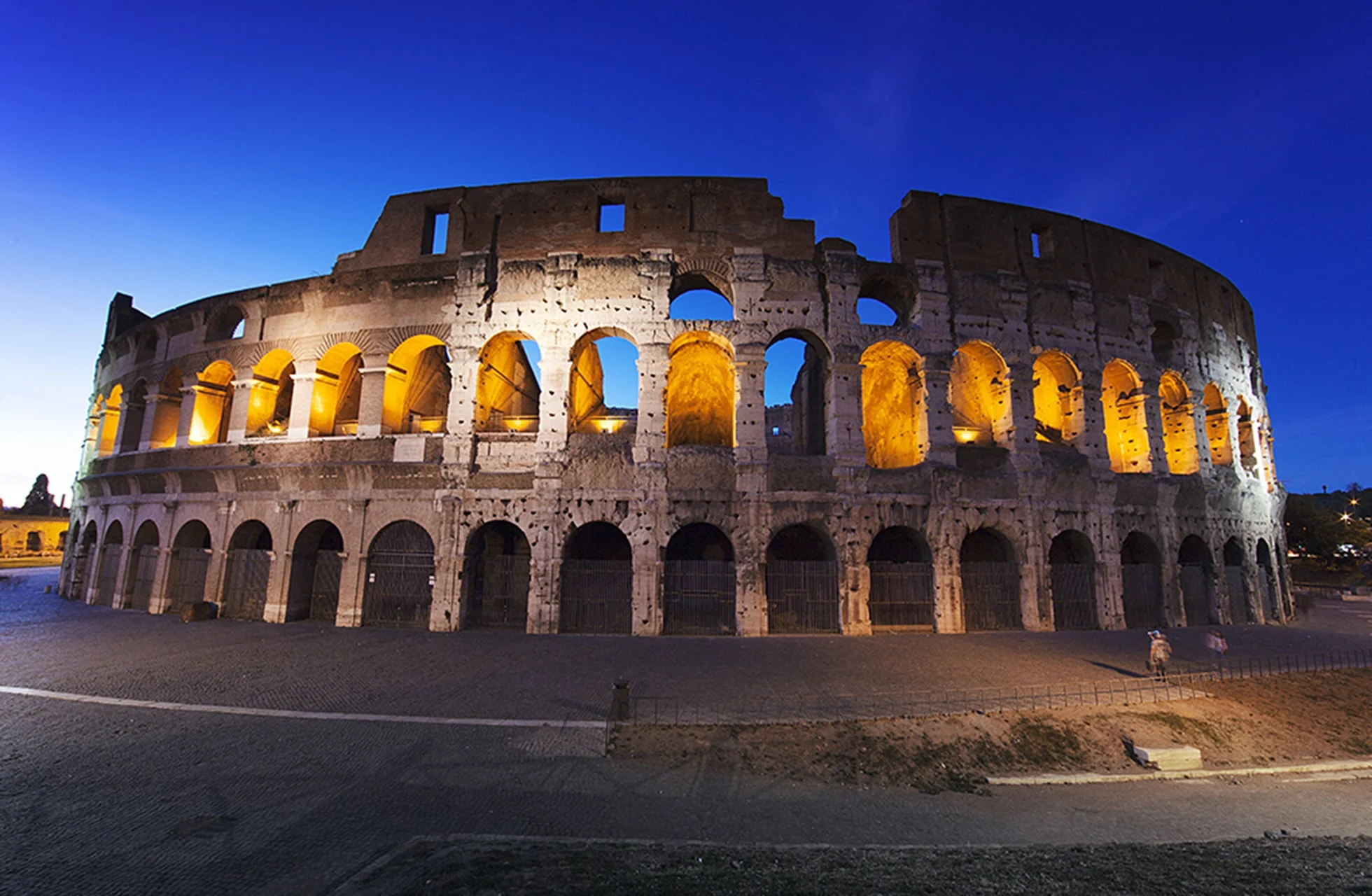 Antikt amfiteater i Roma opplyst i skumringen
