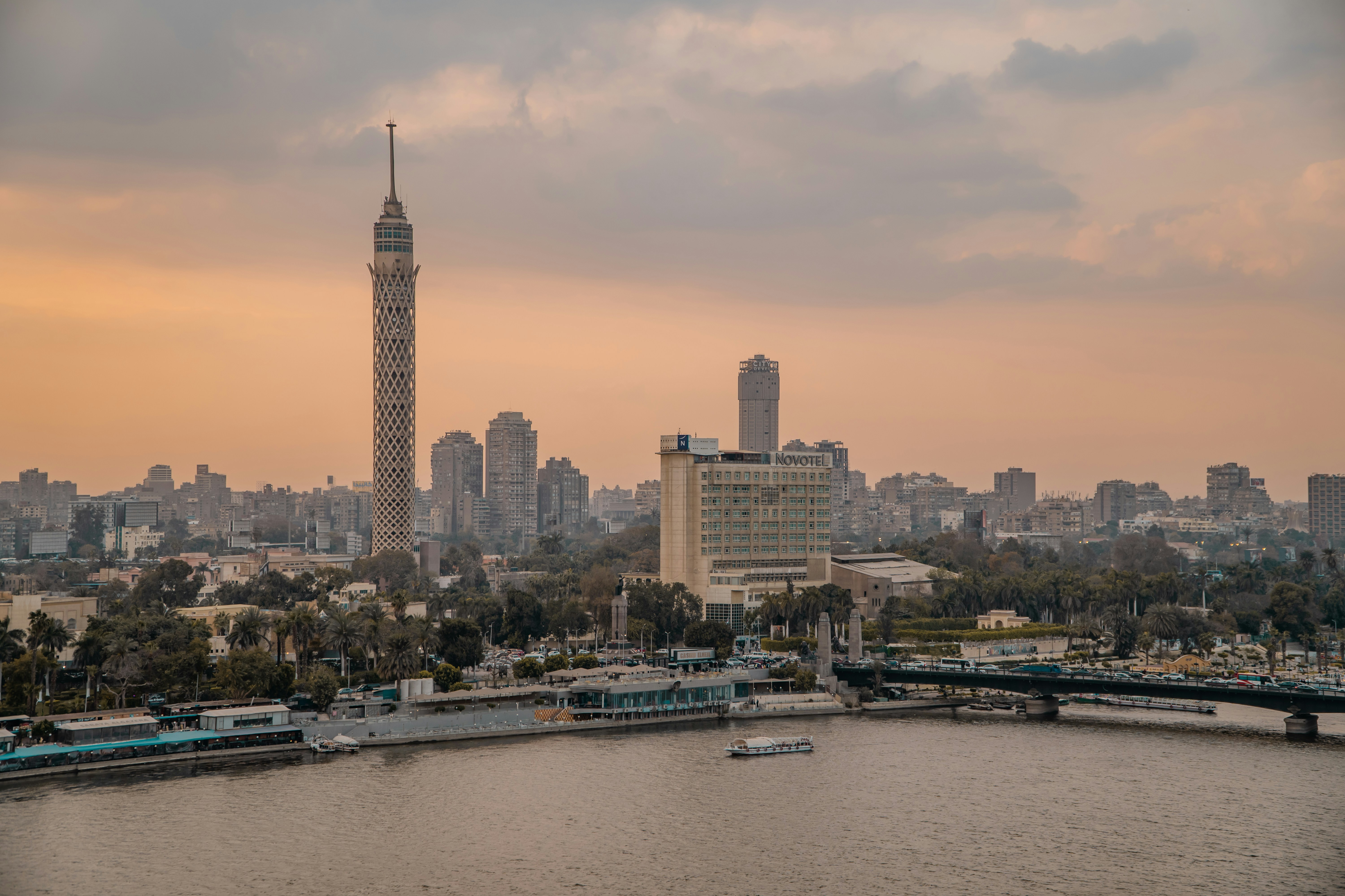 kairón kaupunkimaisema, etualalla niili ja taustalla cairo tower