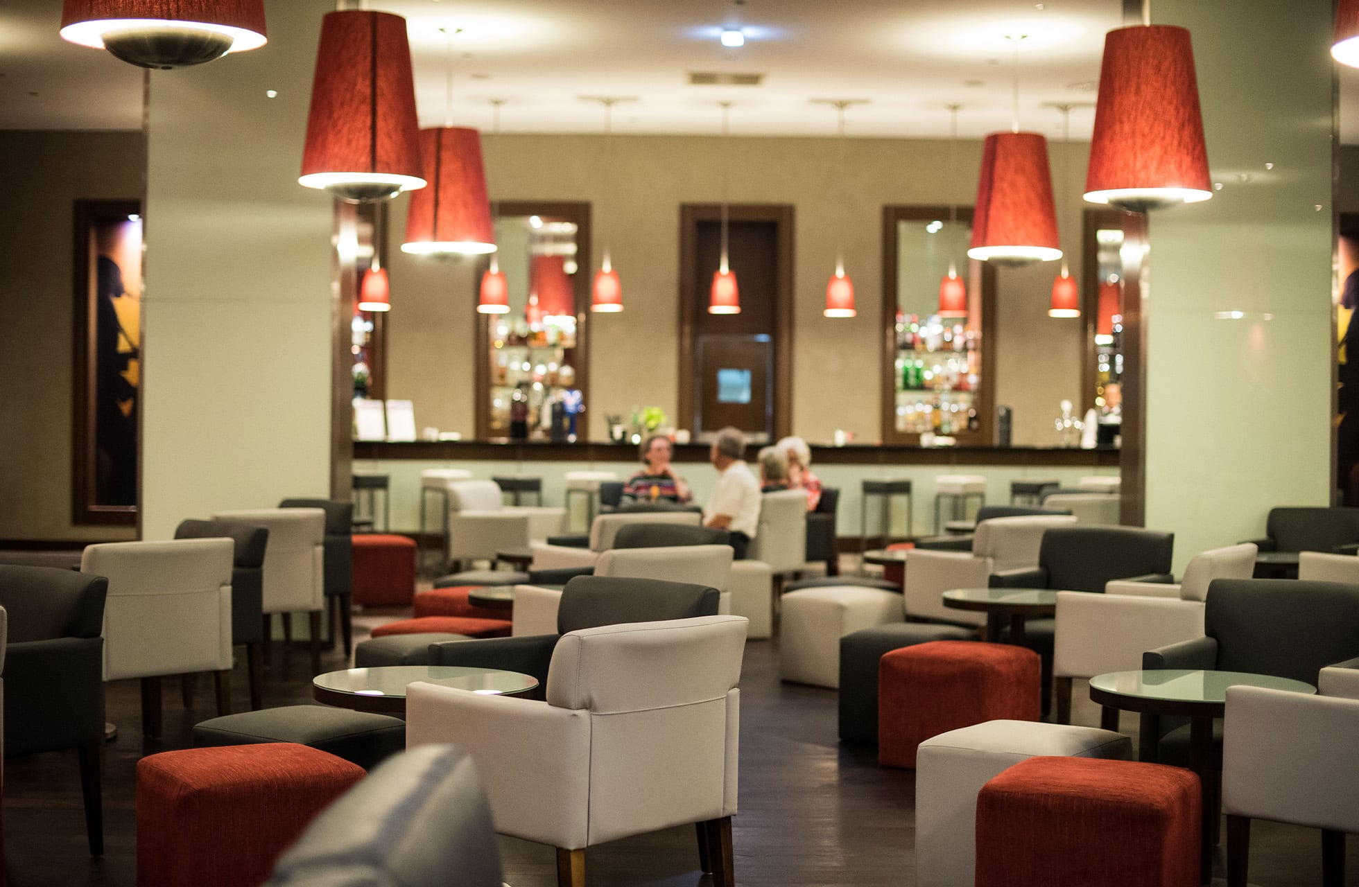 moderne loungebar med lenestoler og myk belysning