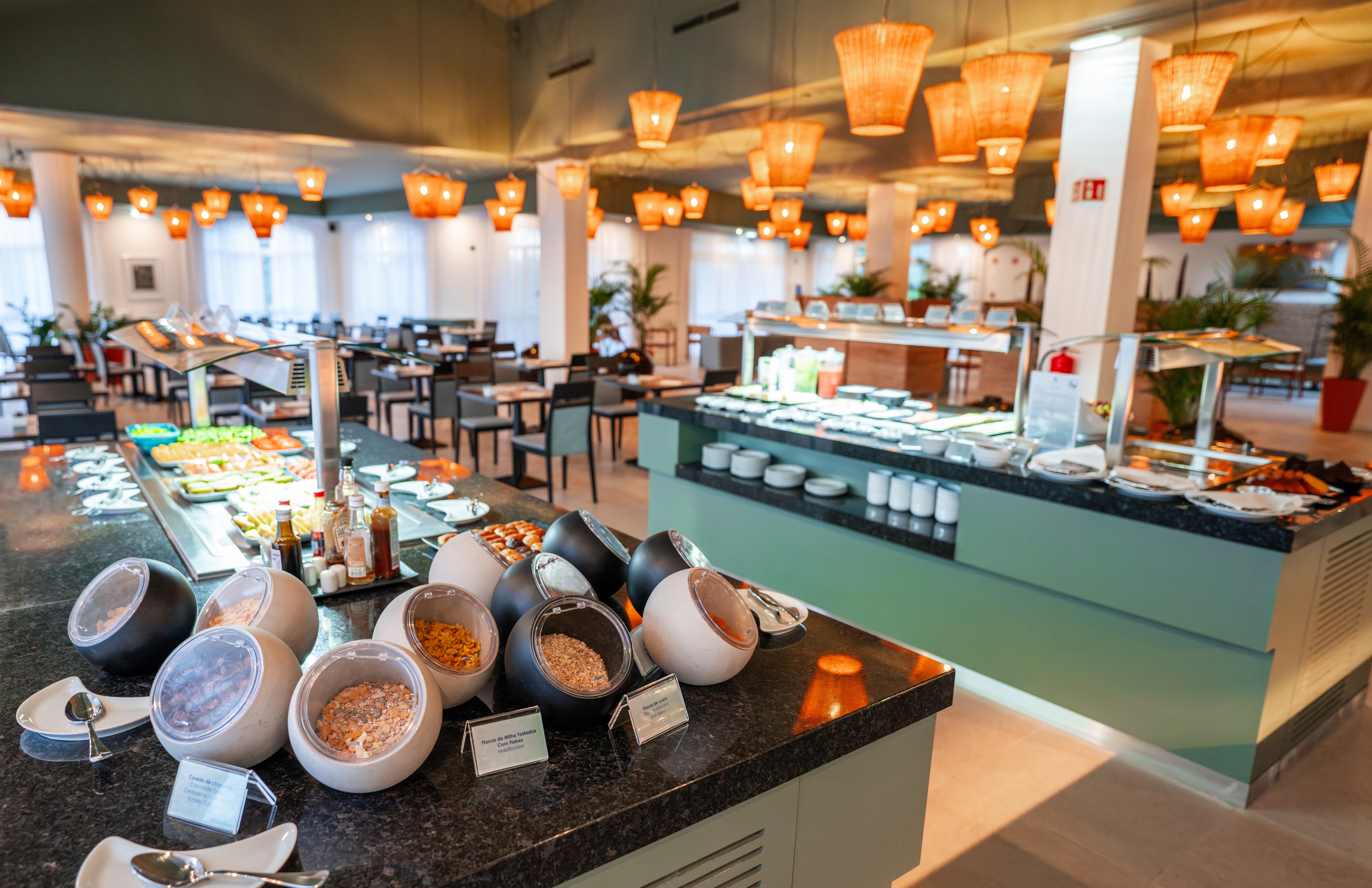 lys og romslig restaurant på enotel santo da serra med frokostbuffé og sitteplasser