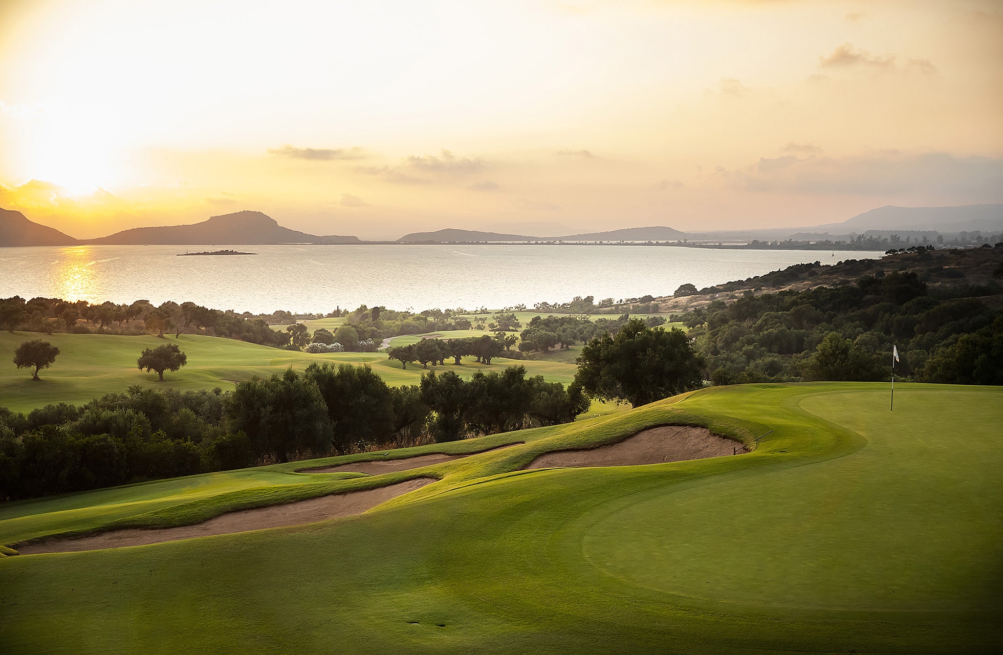 kupert green med bunkere på the bay course, costa navarino, med åpent landskap og hav i bakgrunnen