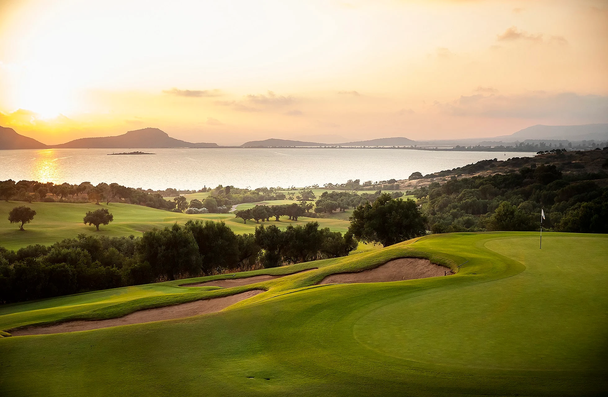 kupert green med bunkere på the bay course, costa navarino, med åpent landskap og hav i bakgrunnen