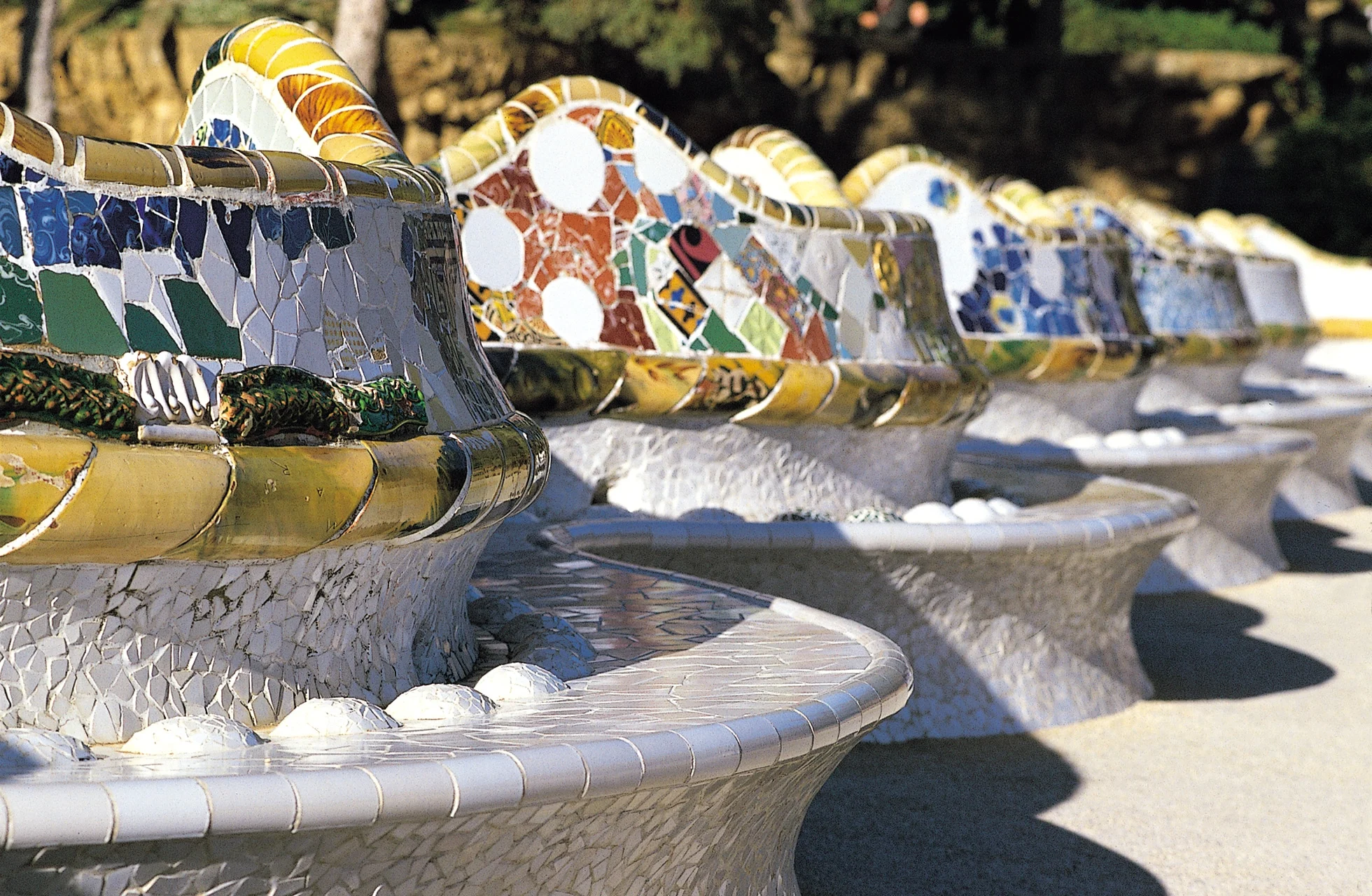 Fargerike mosaikkbenker i Gaudí-stil.
