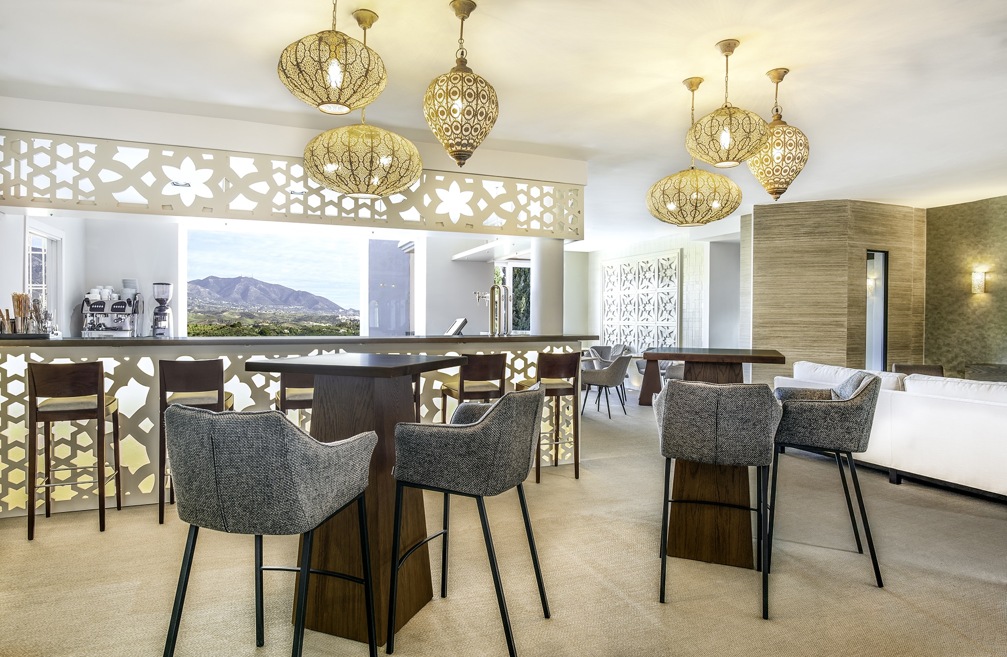 lys bar og lounge med bardisk og barnestoler