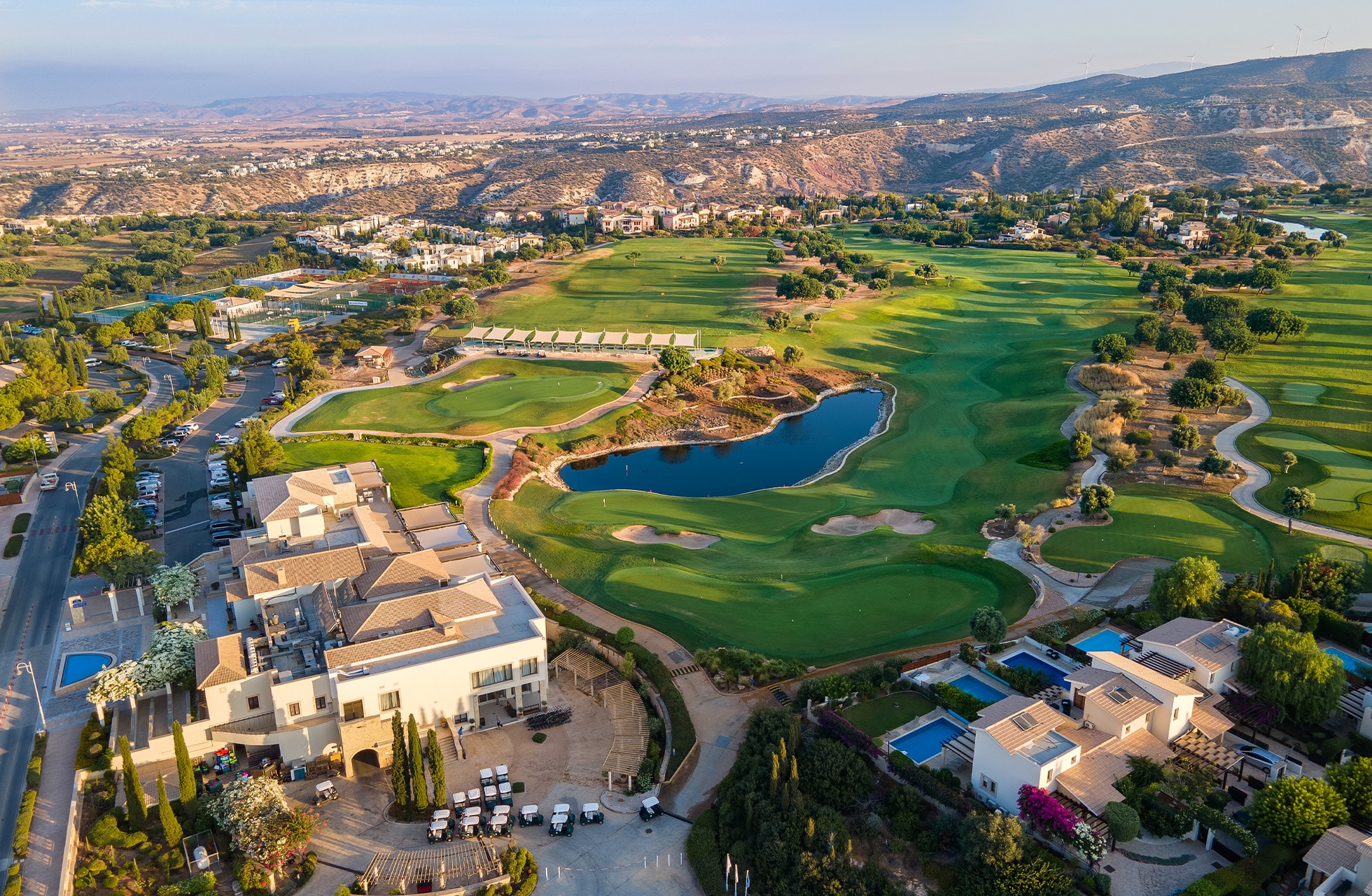 panoramautsikt over aphrodite hills golf med vannhinder og kupert landskap