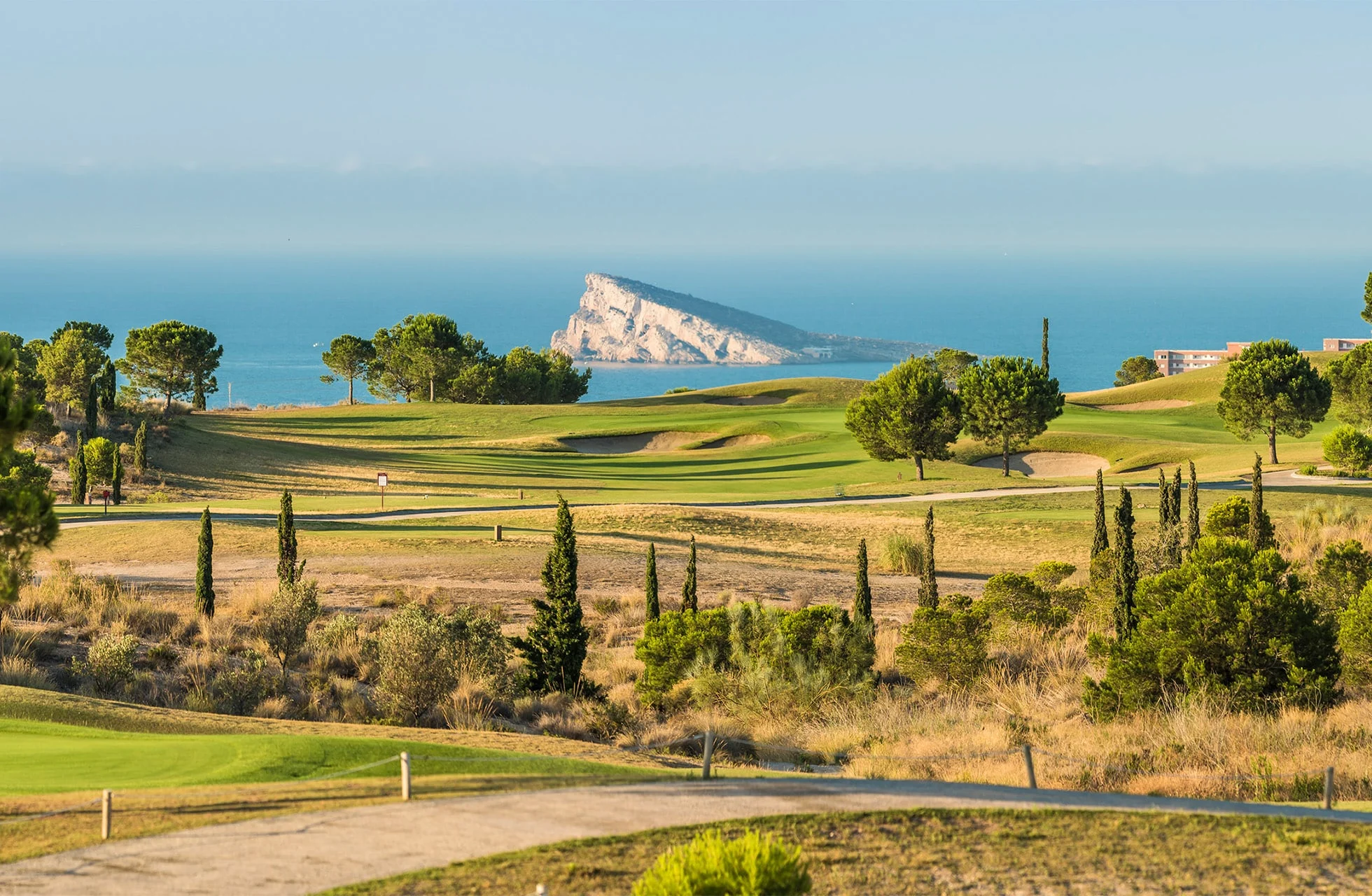 golfbane med utsikt over havet og den ikoniske klippen