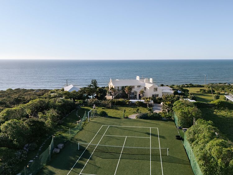 OUTPOST Casa das Arribas Tennis Court