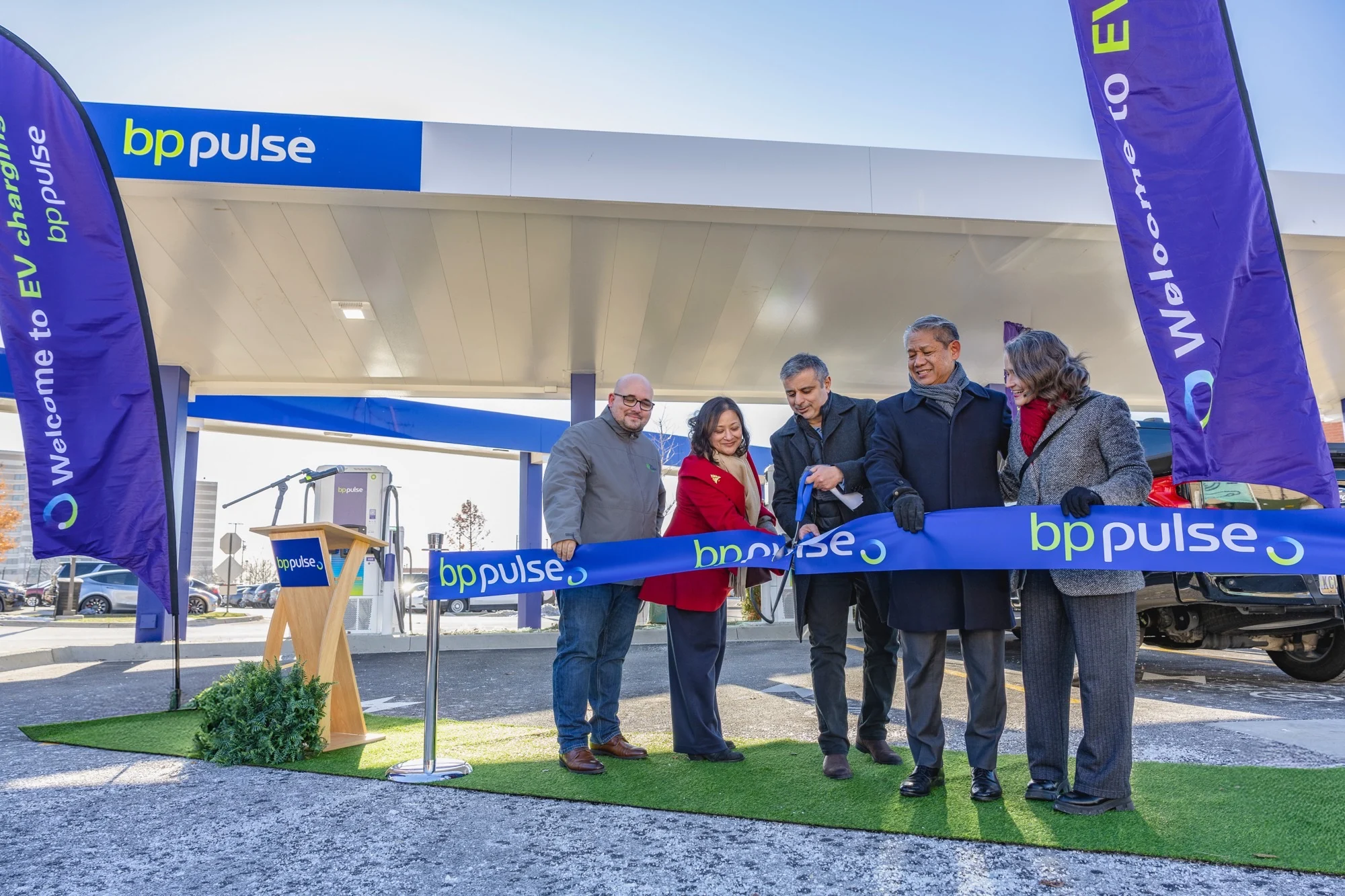 Ribbon cutting ceremony of bp pulse chicago ev charging hub