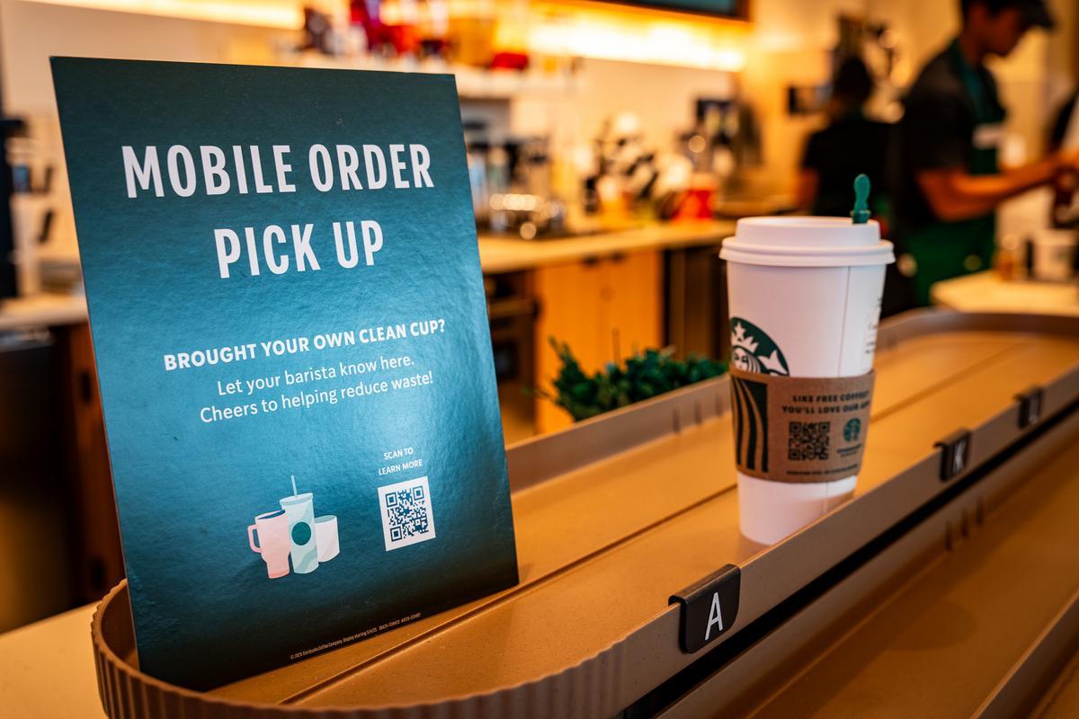 IAH-Dine-Starbucks Mobile Pick Up