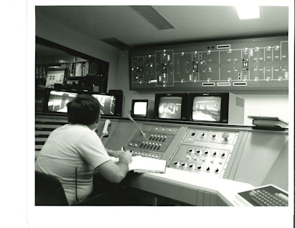 An operator monitors the WEDway system from its original control room. The contract required at least 99.6% monthly reliability. In 2025, the Subway recorded 99.76% reliability and carried more than 3.3 million passengers.
