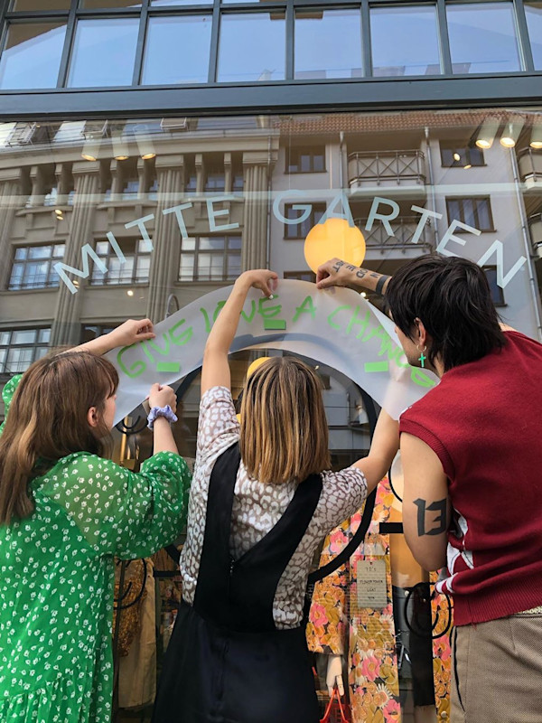 Ihr habt outofuseberlin letztes Jahr gegründet und jetzt habt ihr eine Auswahl im H&M Mitte Garten. Könnt ihr uns die ganze Geschichte erzählen?