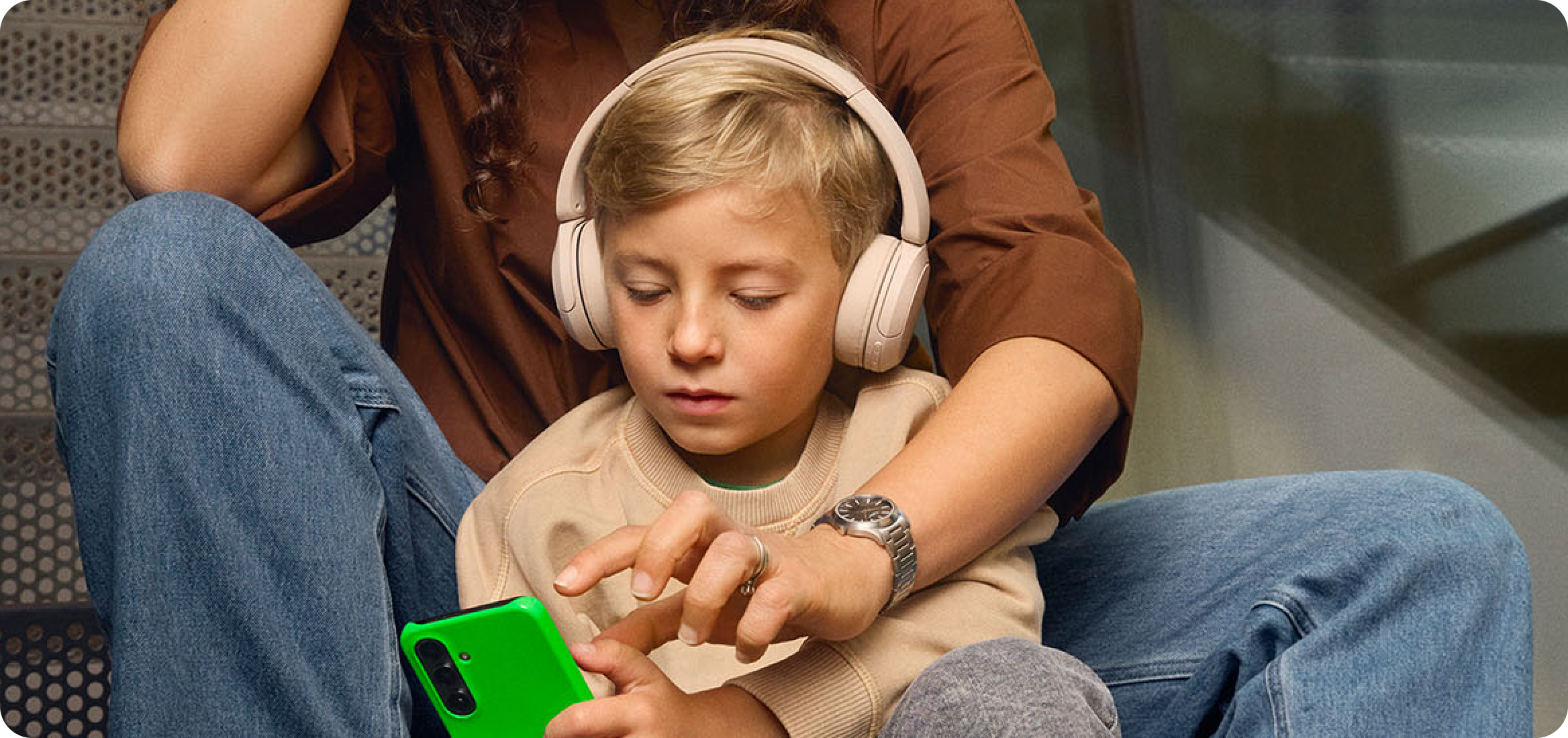 En god (digital) barndom. Børns mentale sundhed har aldrig været mere udfordret, end den er nu. Brugen af sociale medier og smartphones er noget, der skal fokus på, og vi ønsker at tage ansvar for, hvordan den teknologi vi sælger, bliver brugt i hverdagen.