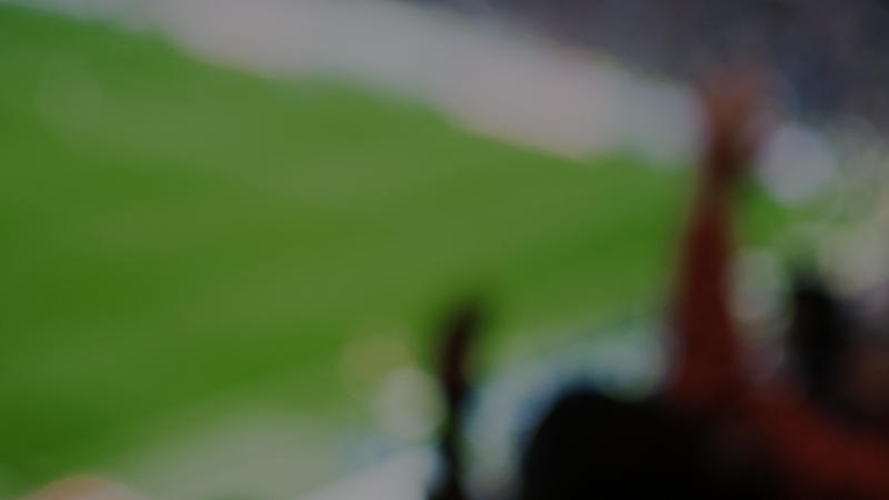 Sløret billede af jublende mennesker på et stadion
