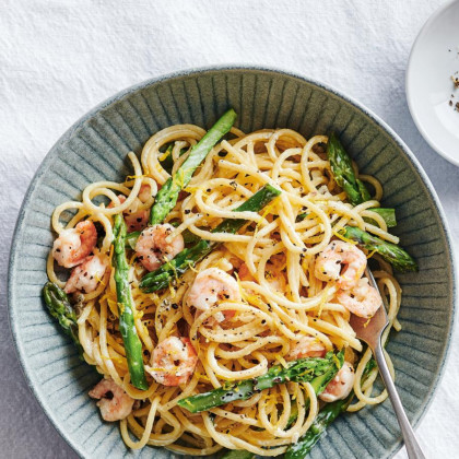Plate with Spaghetti with Asparagus and Shrimp