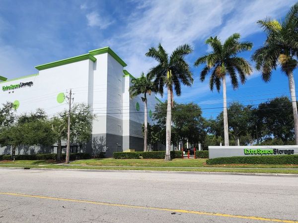 Extra Space Storage facility at 1401 Mercer Ave - West Palm Beach, FL