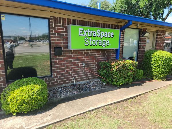 Extra Space Storage facility at 1620 E Lamar Blvd - Arlington, TX