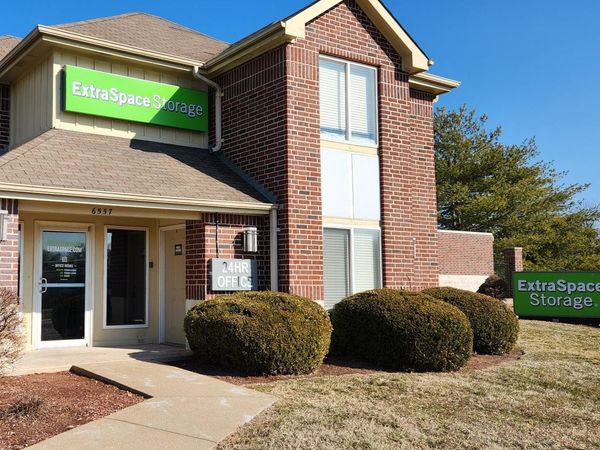 Extra Space Storage facility at 6557 Manchester Ave - St Louis, MO