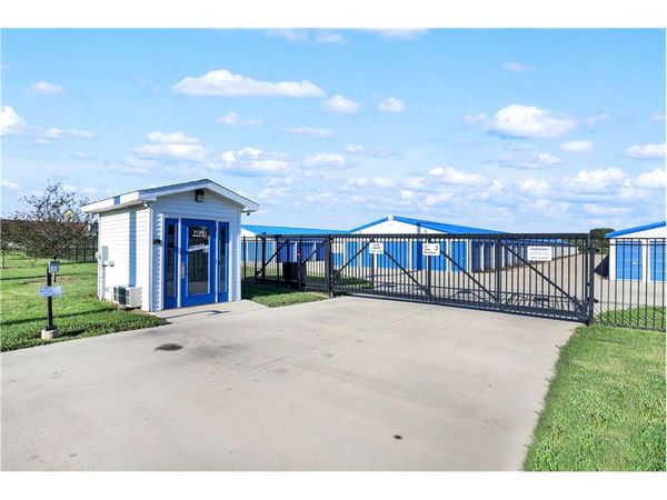 Extra Space Storage facility at 1125 Hickox Dr - Lincoln, IL