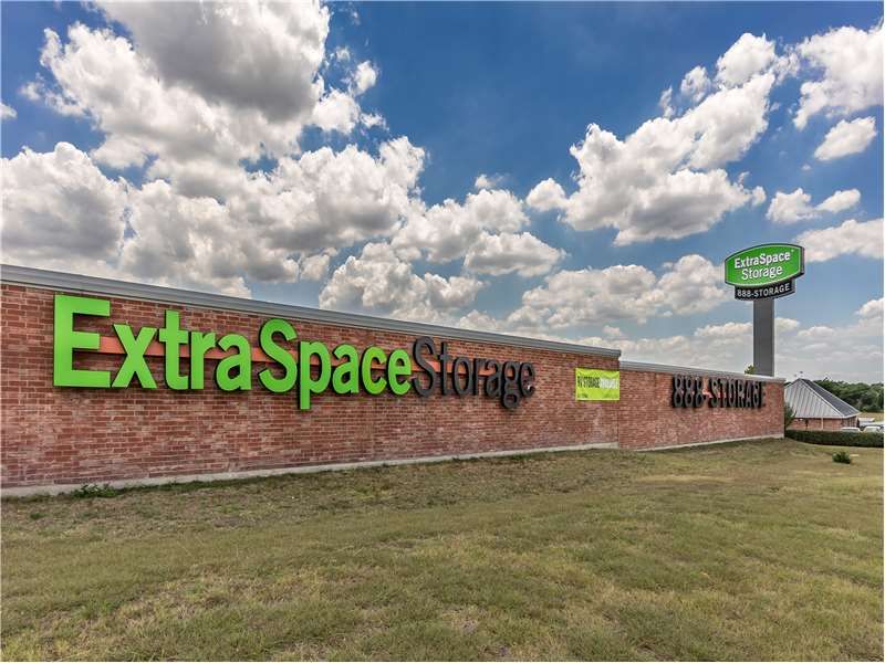 Extra Space Storage  39050 Lyndon B Johnson Fwy in Dallas, TX