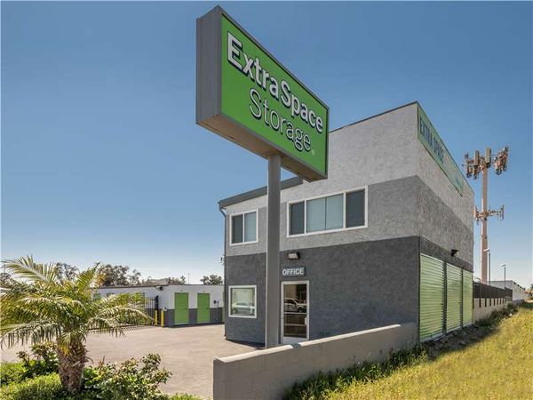 Extra Space Storage facility at 10192 Linden Ave - Bloomington, CA