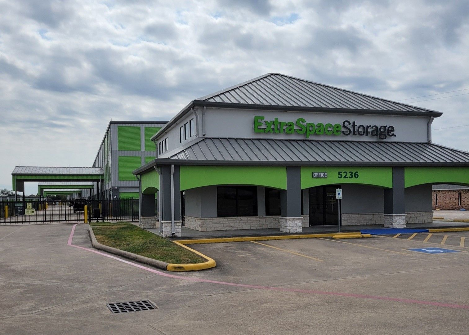 Extra Space Storage  5236 East Fwy in Baytown, TX