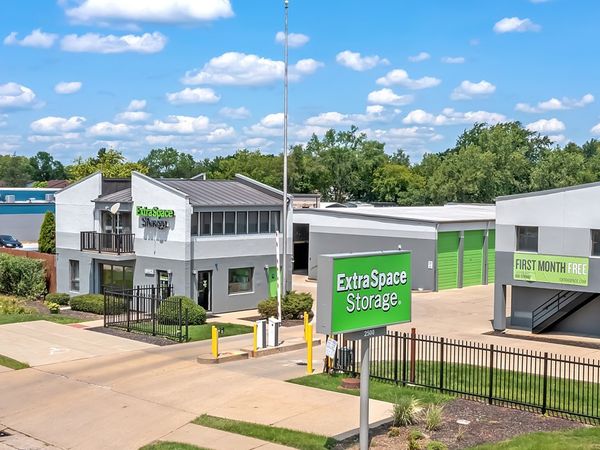 Extra Space Storage facility at 2500 E Hintz Rd - Arlington Heights, IL
