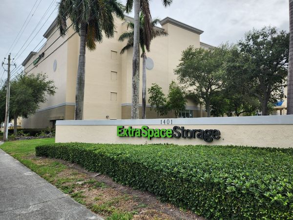 Extra Space Storage facility at 1401 Mercer Ave - West Palm Beach, FL