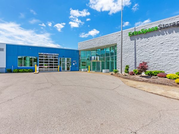 Extra Space Storage facility at 11100 Linpage Pl - St Louis, MO