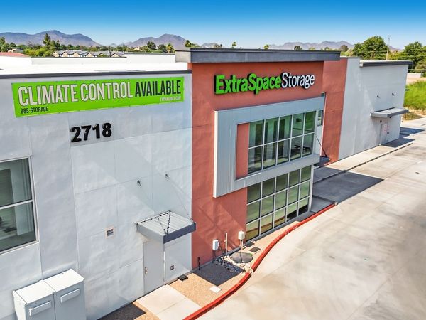 Extra Space Storage facility at 2718 W Glendale Ave - Phoenix, AZ