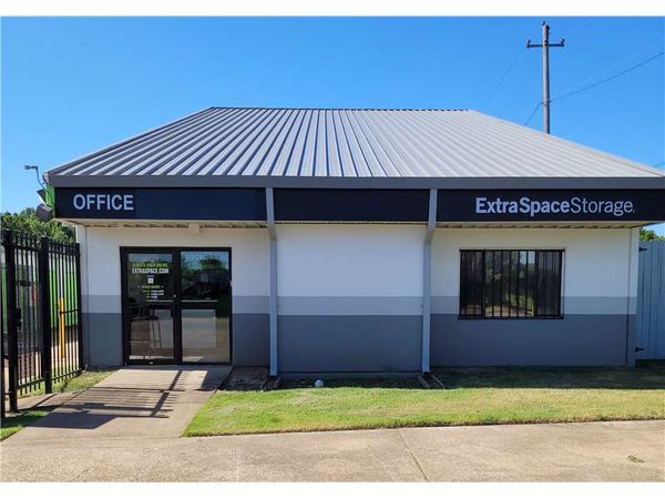 Extra Space Storage facility at 1235 Gateway Dr - Memphis, TN