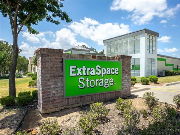 Extra Space Storage facility at 1928 Brumlow Ave - Southlake, TX