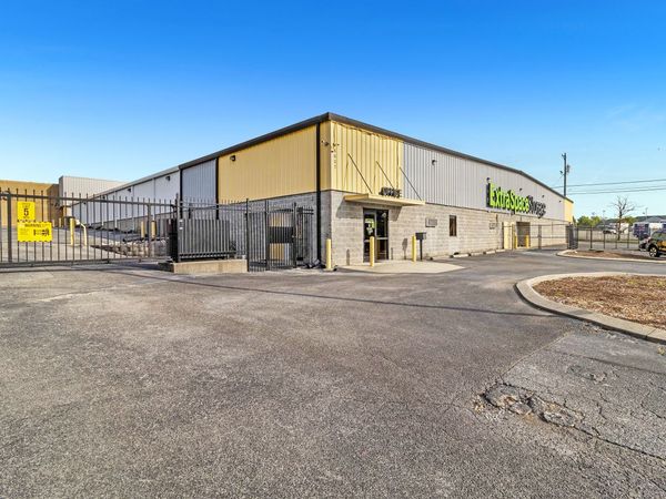 Extra Space Storage facility at 5027 Hixson Pike - Hixson, TN