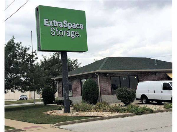 Extra Space Storage facility at 2556 Bernice Rd - Lansing, IL