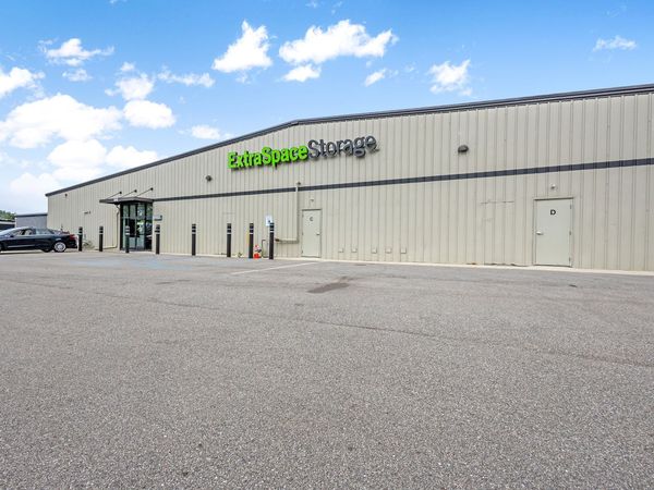 Extra Space Storage facility at 949 4 Mile Rd NW - Grand Rapids, MI