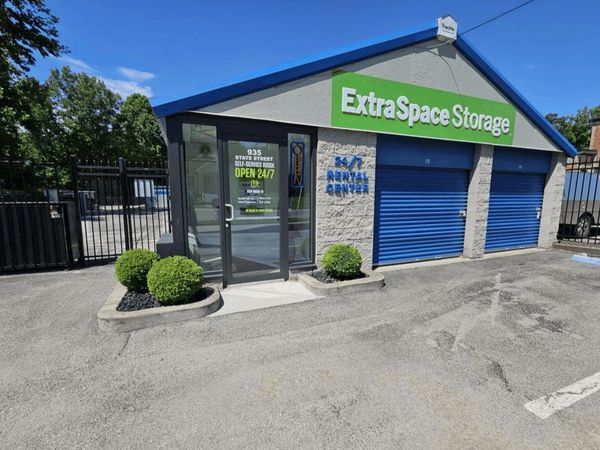 Extra Space Storage facility at 935 State St - New Albany, IN